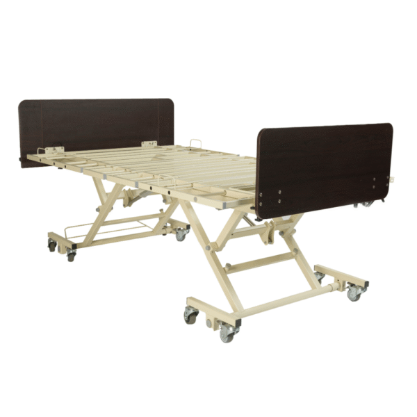 Bariatric hospital bed with expandable width and 750 lb weight capacity