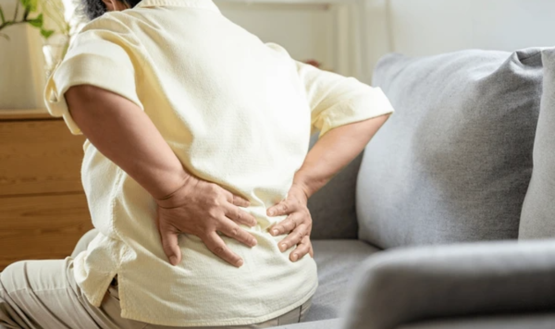 Elderly woman experiencing back pain from pressure sores before using a pressure sore mattress